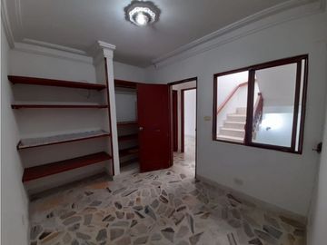 Casa de tres pisos en venta y permuta Barrio El Bosque Palmira Valle