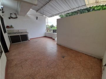 Casa de tres pisos en venta y permuta Barrio El Bosque Palmira Valle