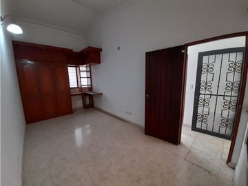 Casa de tres pisos en venta y permuta Barrio El Bosque Palmira Valle