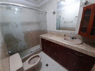 Casa de tres pisos en venta y permuta Barrio El Bosque Palmira Valle