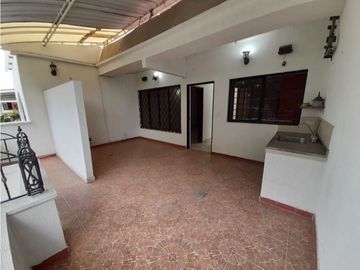 Casa de tres pisos en venta y permuta Barrio El Bosque Palmira Valle