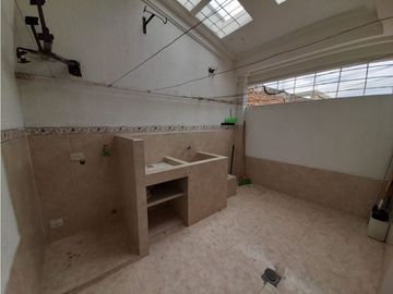 Casa de tres pisos en venta y permuta Barrio El Bosque Palmira Valle
