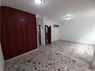 Casa de tres pisos en venta y permuta Barrio El Bosque Palmira Valle