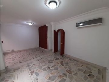 Casa de tres pisos en venta y permuta Barrio El Bosque Palmira Valle