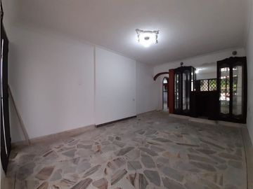 Casa de tres pisos en venta y permuta Barrio El Bosque Palmira Valle