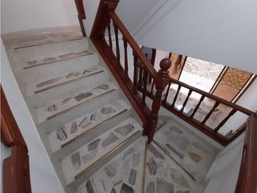 Casa de tres pisos en venta y permuta Barrio El Bosque Palmira Valle