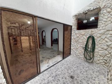 Casa de tres pisos en venta y permuta Barrio El Bosque Palmira Valle