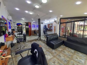 Casa de dos pisos con local en venta / permuta La Italia Palmira