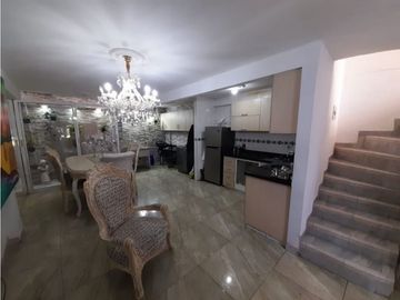 Casa de dos pisos con local en venta / permuta La Italia Palmira