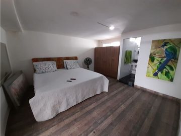 Casa de dos pisos con local en venta / permuta La Italia Palmira