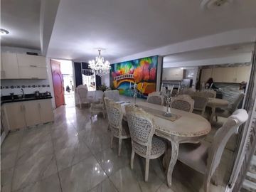Casa de dos pisos con local en venta / permuta La Italia Palmira