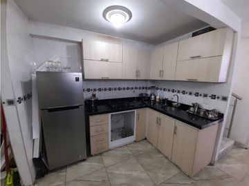 Casa de dos pisos con local en venta / permuta La Italia Palmira