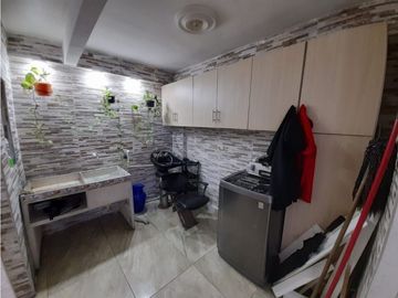 Casa de dos pisos con local en venta / permuta La Italia Palmira