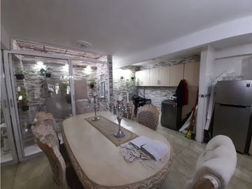 Casa de dos pisos con local en venta / permuta La Italia Palmira