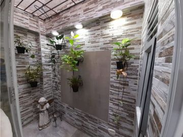 Casa de dos pisos con local en venta / permuta La Italia Palmira