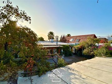 Casa en Venta en Para Remodelar, Bien Emplazada en 830 m2 de Terreno, en Faldas del Cerro Calán, Las Condes