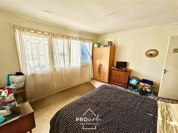 Casa en Venta en Para Remodelar, Bien Emplazada en 830 m2 de Terreno, en Faldas del Cerro Calán, Las Condes