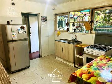 Casa en Venta en Para Remodelar, Bien Emplazada en 830 m2 de Terreno, en Faldas del Cerro Calán, Las Condes