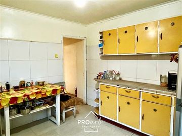 Casa en Venta en Para Remodelar, Bien Emplazada en 830 m2 de Terreno, en Faldas del Cerro Calán, Las Condes