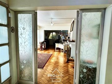 Casa en Venta en Para Remodelar, Bien Emplazada en 830 m2 de Terreno, en Faldas del Cerro Calán, Las Condes