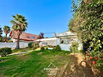Casa en Venta en Para Remodelar, Bien Emplazada en 830 m2 de Terreno, en Faldas del Cerro Calán, Las Condes