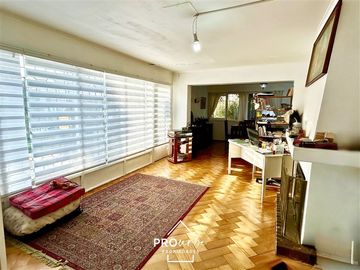 Casa en Venta en Para Remodelar, Bien Emplazada en 830 m2 de Terreno, en Faldas del Cerro Calán, Las Condes