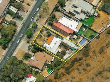 Casa en Venta en Para Remodelar, Bien Emplazada en 830 m2 de Terreno, en Faldas del Cerro Calán, Las Condes