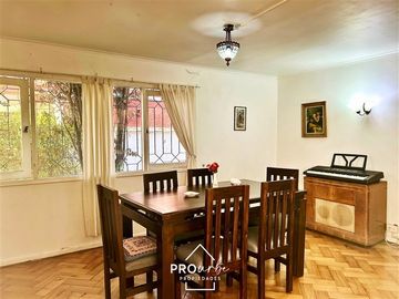 Casa en Venta en Para Remodelar, Bien Emplazada en 830 m2 de Terreno, en Faldas del Cerro Calán, Las Condes