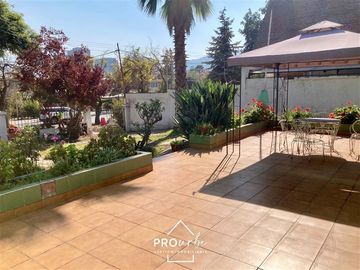 Casa en Venta en Para Remodelar, Bien Emplazada en 830 m2 de Terreno, en Faldas del Cerro Calán, Las Condes