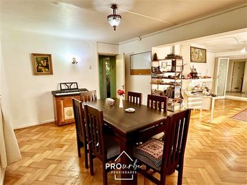 Casa en Venta en Para Remodelar, Bien Emplazada en 830 m2 de Terreno, en Faldas del Cerro Calán, Las Condes