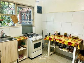 Casa en Venta en Para Remodelar, Bien Emplazada en 830 m2 de Terreno, en Faldas del Cerro Calán, Las Condes