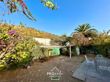 Casa en Venta en Para Remodelar, Bien Emplazada en 830 m2 de Terreno, en Faldas del Cerro Calán, Las Condes