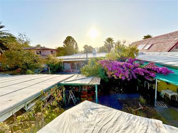 Casa en Venta en Para Remodelar, Bien Emplazada en 830 m2 de Terreno, en Faldas del Cerro Calán, Las Condes
