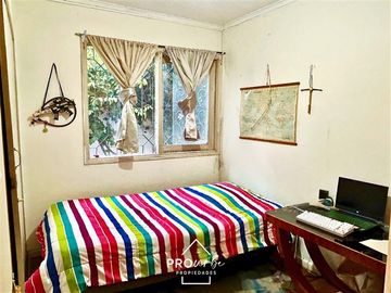 Casa en Venta en Para Remodelar, Bien Emplazada en 830 m2 de Terreno, en Faldas del Cerro Calán, Las Condes