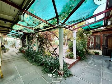Casa en Venta en Para Remodelar, Bien Emplazada en 830 m2 de Terreno, en Faldas del Cerro Calán, Las Condes