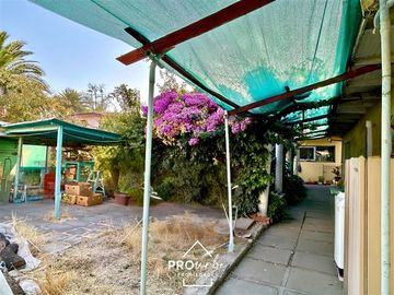 Casa en Venta en Para Remodelar, Bien Emplazada en 830 m2 de Terreno, en Faldas del Cerro Calán, Las Condes