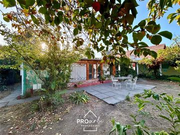 Casa en Venta en Para Remodelar, Bien Emplazada en 830 m2 de Terreno, en Faldas del Cerro Calán, Las Condes