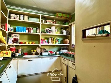 Casa en Venta en Para Remodelar, Bien Emplazada en 830 m2 de Terreno, en Faldas del Cerro Calán, Las Condes
