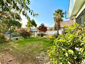 Casa en Venta en Para Remodelar, Bien Emplazada en 830 m2 de Terreno, en Faldas del Cerro Calán, Las Condes