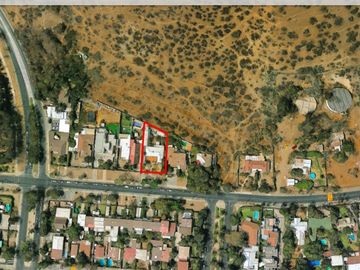 Casa en Venta en Para Remodelar, Bien Emplazada en 830 m2 de Terreno, en Faldas del Cerro Calán, Las Condes