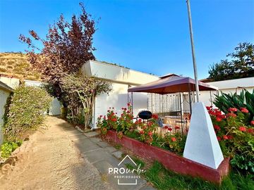 Casa en Venta en Para Remodelar, Bien Emplazada en 830 m2 de Terreno, en Faldas del Cerro Calán, Las Condes