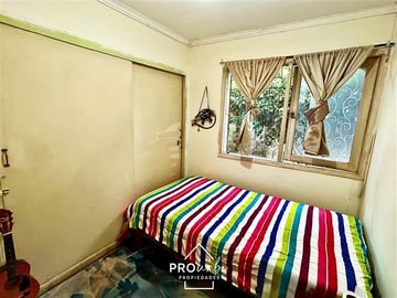 Casa en Venta en Para Remodelar, Bien Emplazada en 830 m2 de Terreno, en Faldas del Cerro Calán, Las Condes