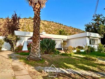 Casa en Venta en Para Remodelar, Bien Emplazada en 830 m2 de Terreno, en Faldas del Cerro Calán, Las Condes