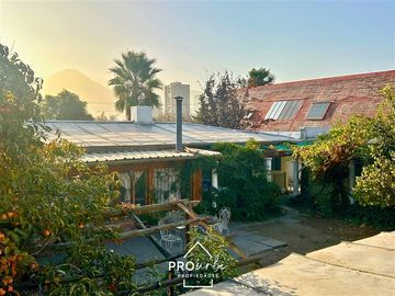 Casa en Venta en Para Remodelar, Bien Emplazada en 830 m2 de Terreno, en Faldas del Cerro Calán, Las Condes