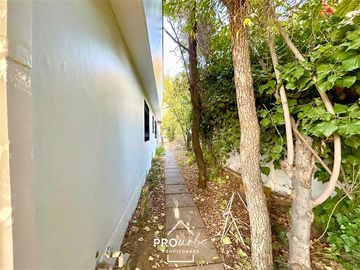 Casa en Venta en Para Remodelar, Bien Emplazada en 830 m2 de Terreno, en Faldas del Cerro Calán, Las Condes