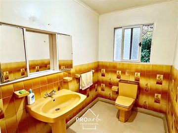 Casa en Venta en Para Remodelar, Bien Emplazada en 830 m2 de Terreno, en Faldas del Cerro Calán, Las Condes
