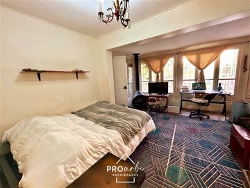 Casa en Venta en Para Remodelar, Bien Emplazada en 830 m2 de Terreno, en Faldas del Cerro Calán, Las Condes