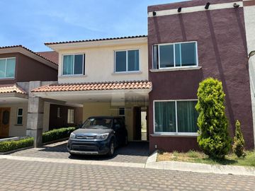 Casa en VENTA en Residencial Girona. La Magdalena Ocotitlán, Metepec.
