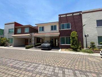Casa en VENTA en Residencial Girona. La Magdalena Ocotitlán, Metepec.