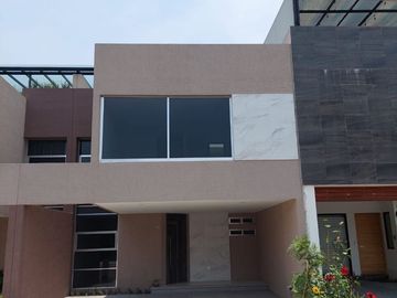 VENTA DE CASA EN LA ANTIGUA CEMENTERA TRES RECAMARAS, CUATRO BAÑOS